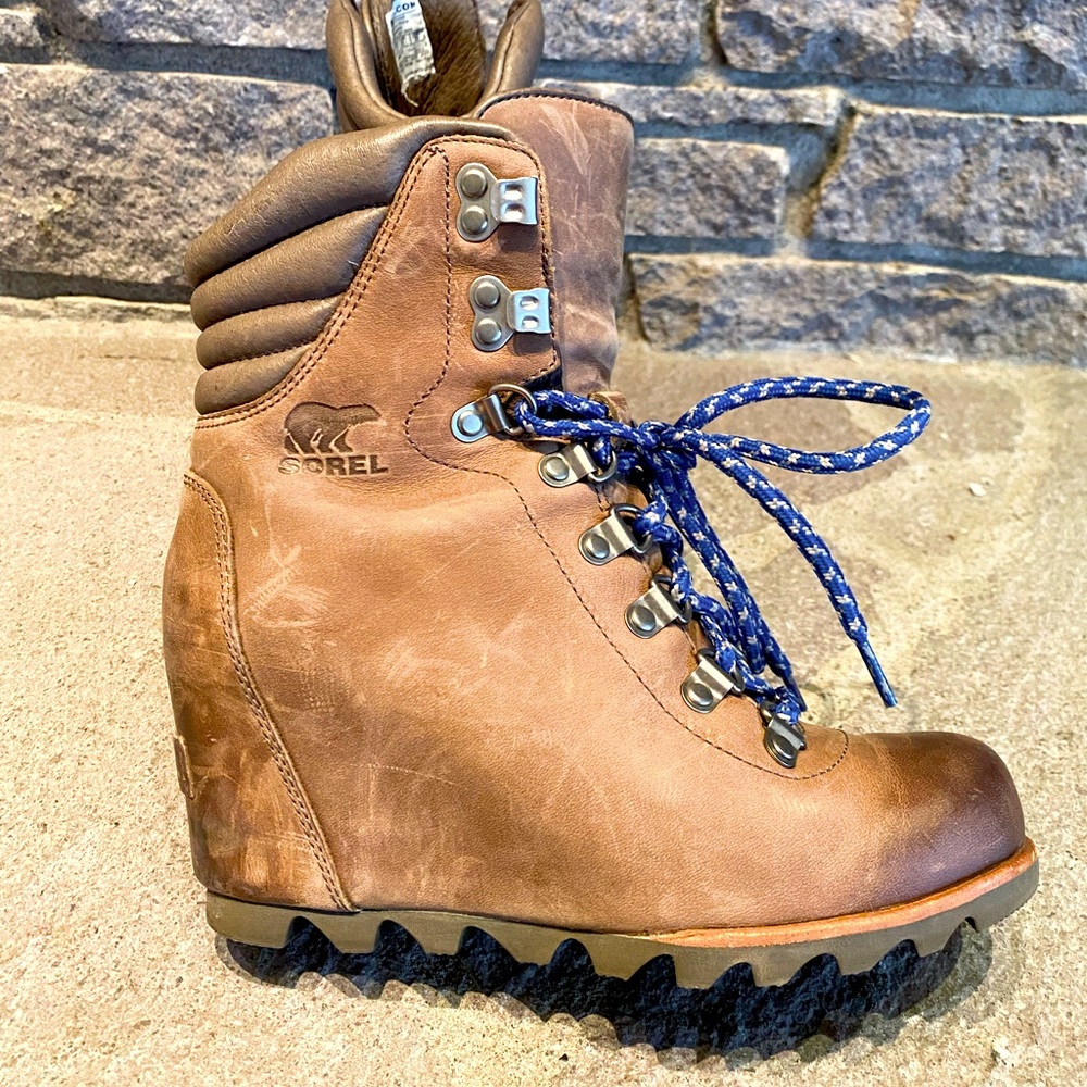 Sorel lace up wedge boots in great shape